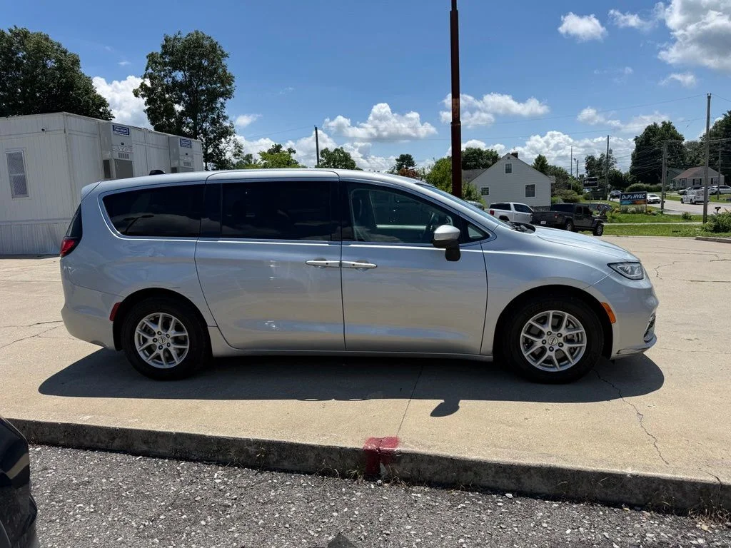 Used 2023 Silver Chrysler Touring L image 5