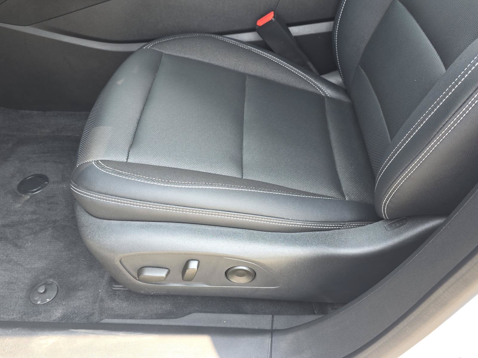 Used 2024 Summit White Chevrolet LT image 14