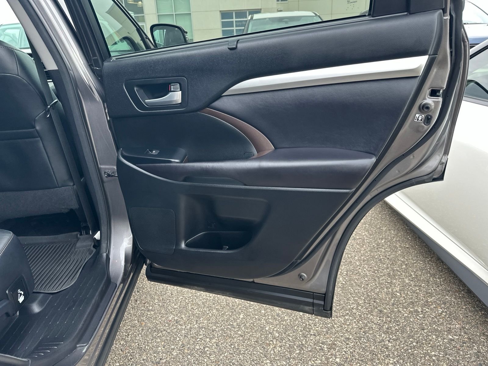 Used 2017  Toyota XLE image 37