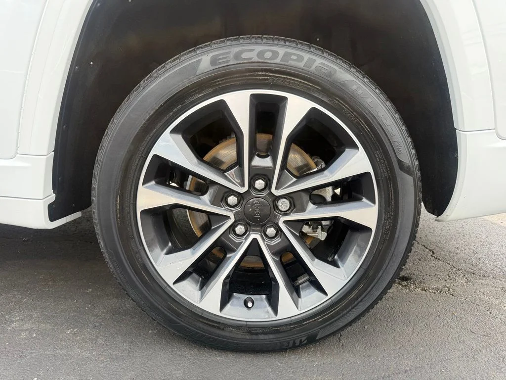 Used 2021 White/off-white Jeep Overland image 32
