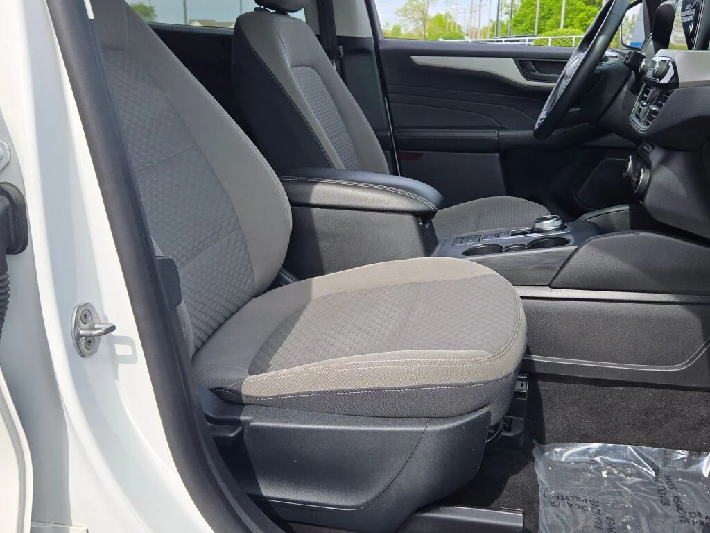 Used 2022 White Ford SE image 6