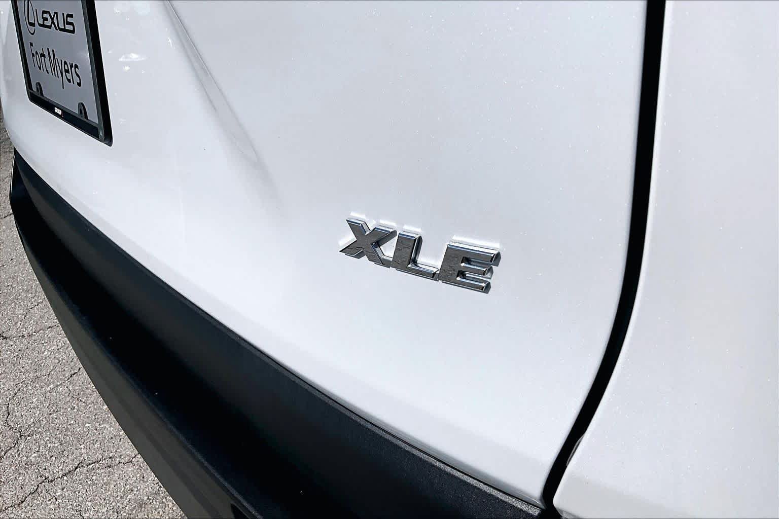 Used 2025 Wind Chill Pearl Toyota XLE Premium image 10