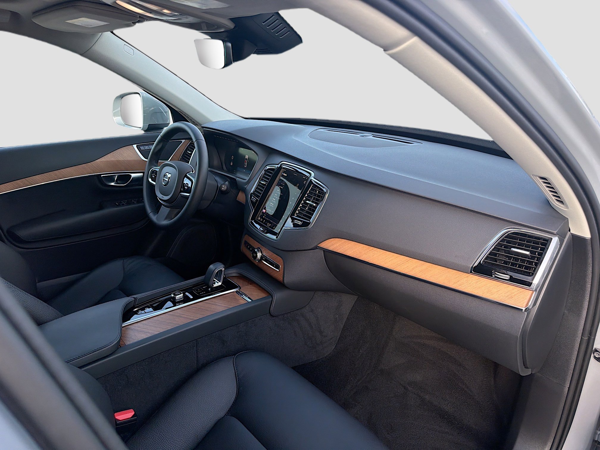 Used 2024 Vapour Gray Metallic Volvo Plus Bright Theme image 14