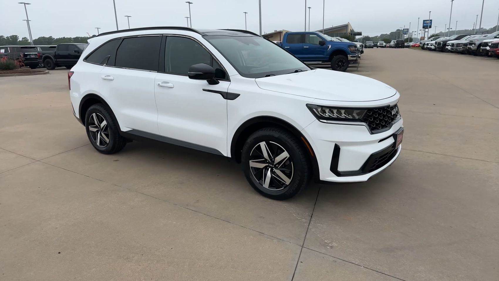 Used 2022 Glacial White Pearl Kia S image 3