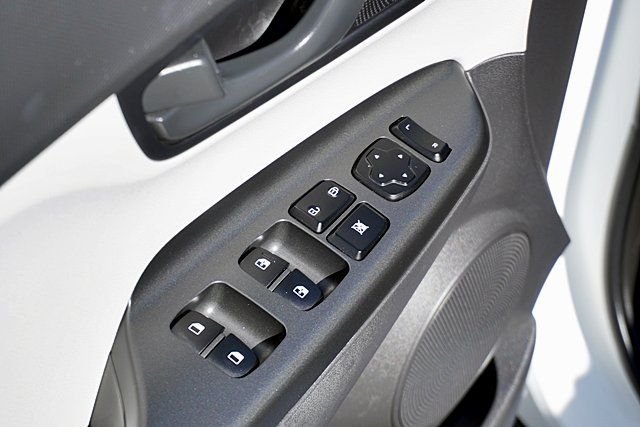 Used 2023 White Hyundai SEL image 22