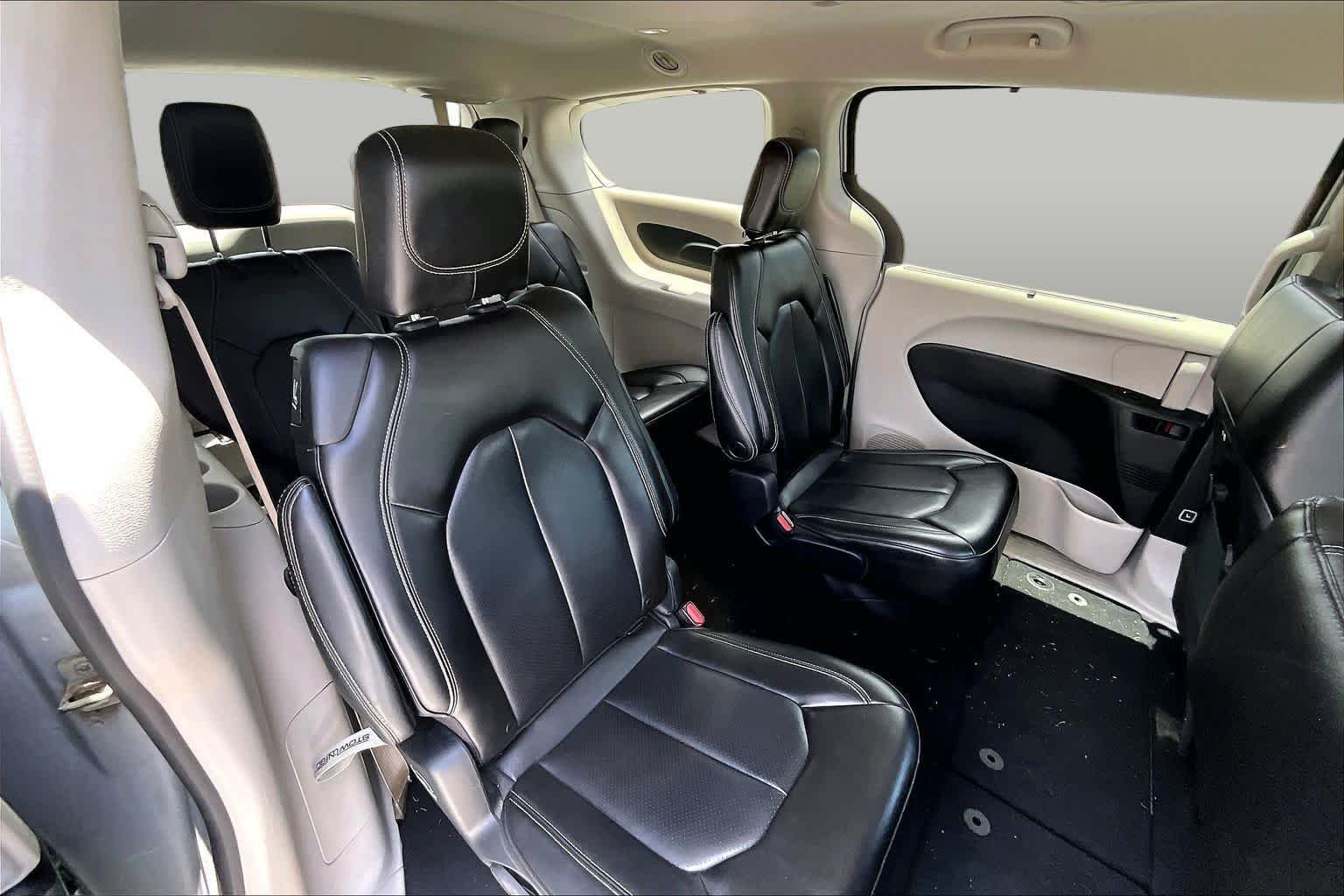 Used 2023 Silver Mist Clearcoat Chrysler Touring L image 20