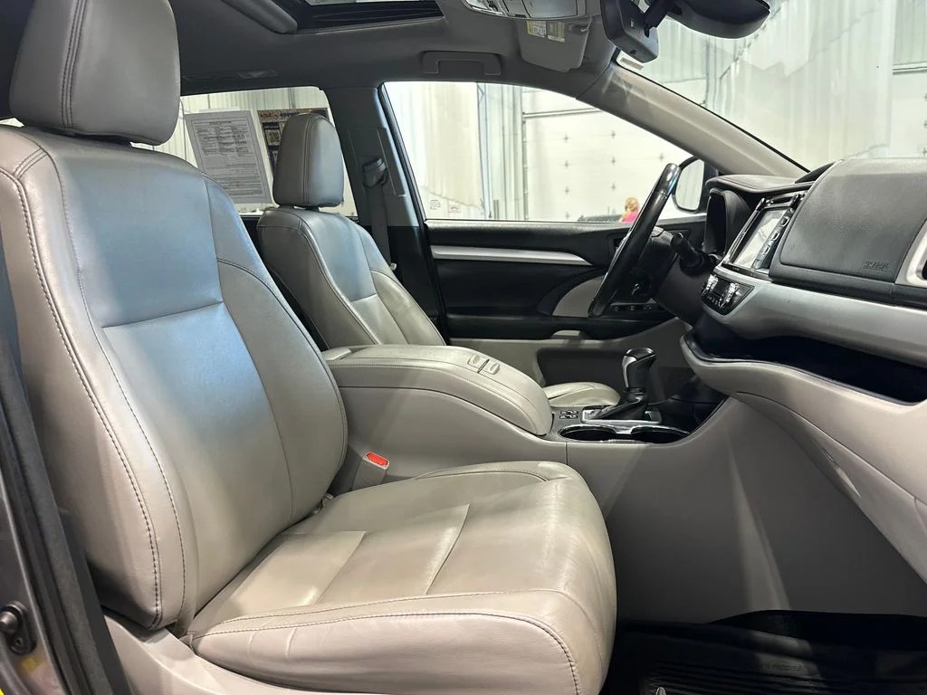 Used 2018 Gray Toyota XLE image 34