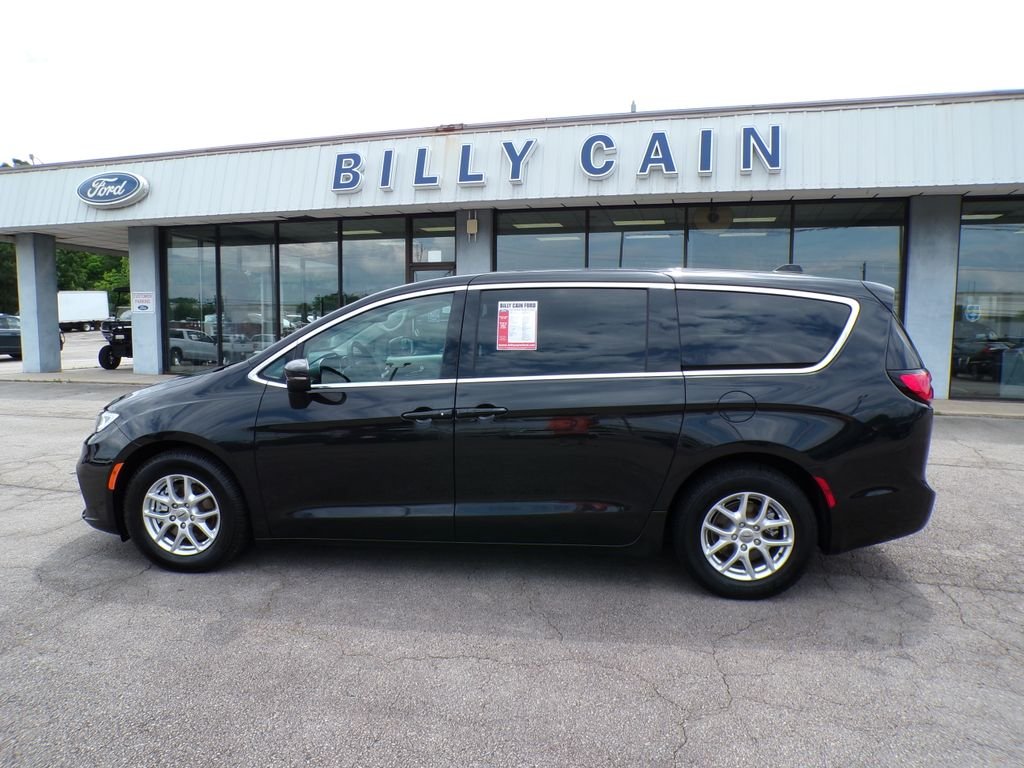 Used 2023 Brilliant Black Crystal Pearlcoat Chrysler Touring L image 4