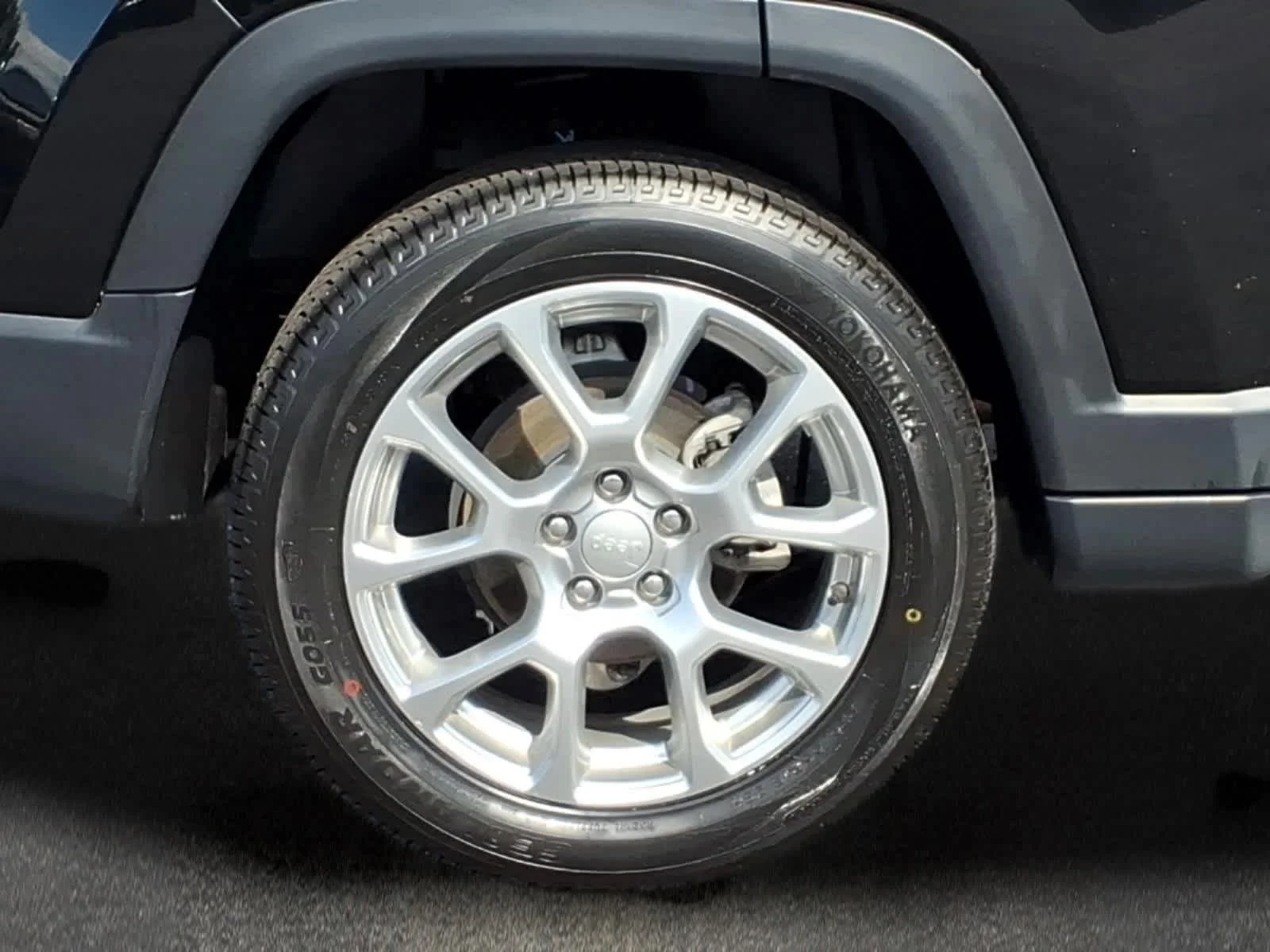 Used 2024 Diamond Black Crystal Pearlcoat Jeep Latitude Lux image 3