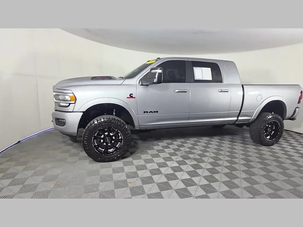 Used 2024 Billet Silver Metallic Clearcoat Ram Laramie image 52