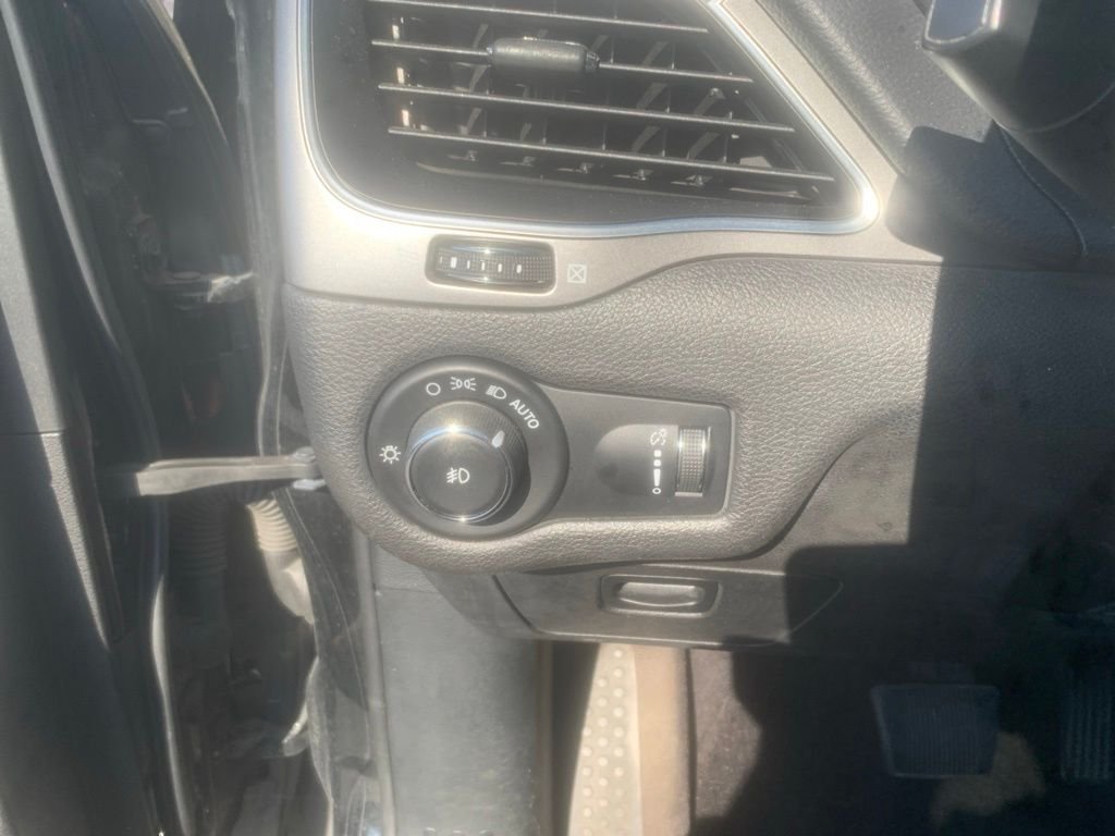 Used 2019 Diamond Black Crystal Pearlcoat Jeep Latitude image 13