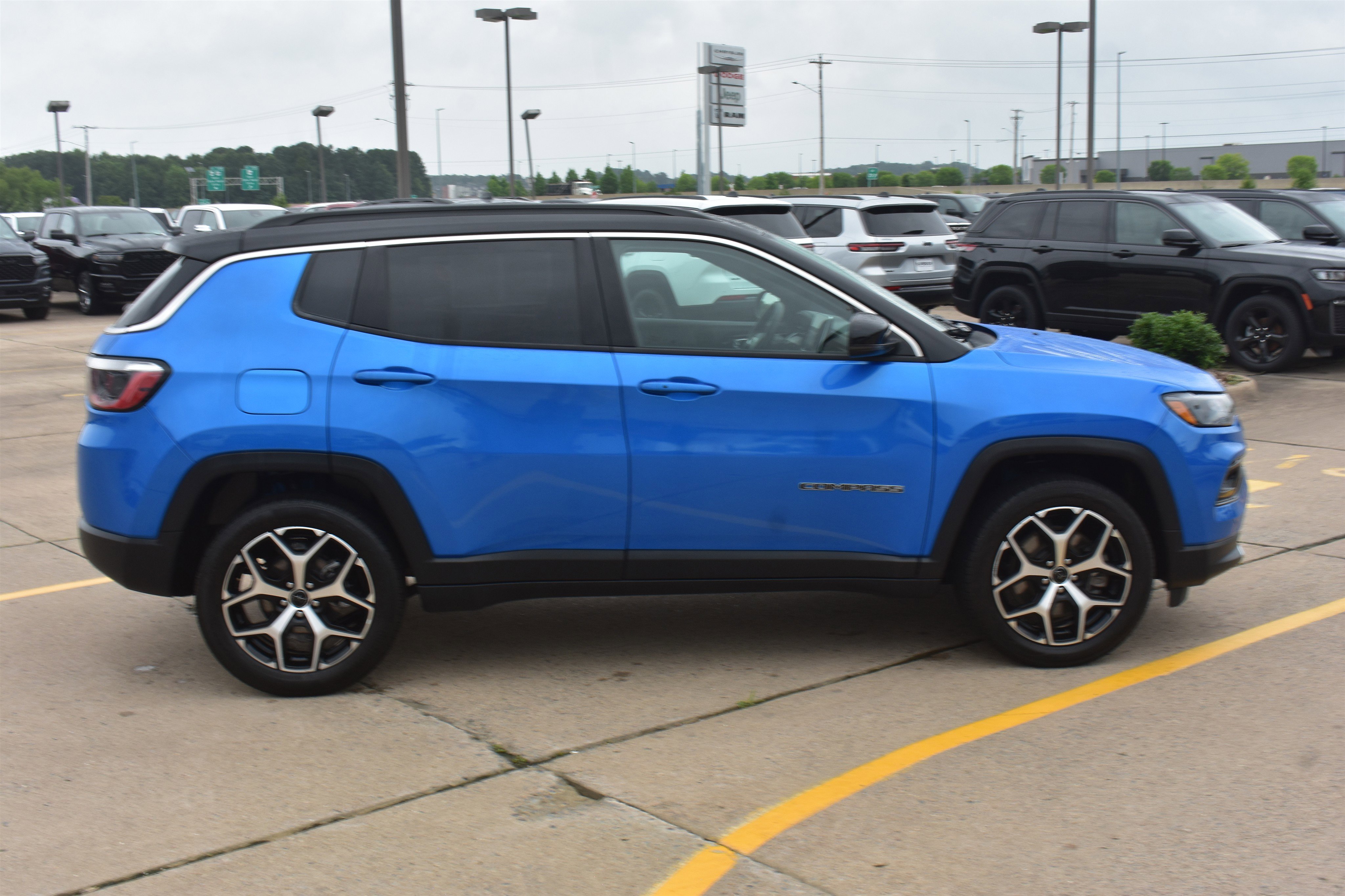 Used 2025 Hydro Blue Pearlcoat Jeep Limited image 4