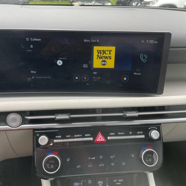 Used 2025 Red Hyundai SEL Convenience image 10