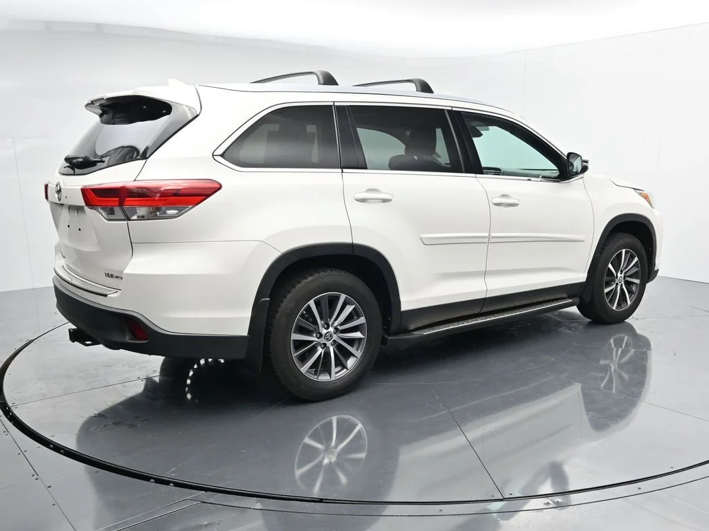 Used 2019 White Toyota XLE image 8