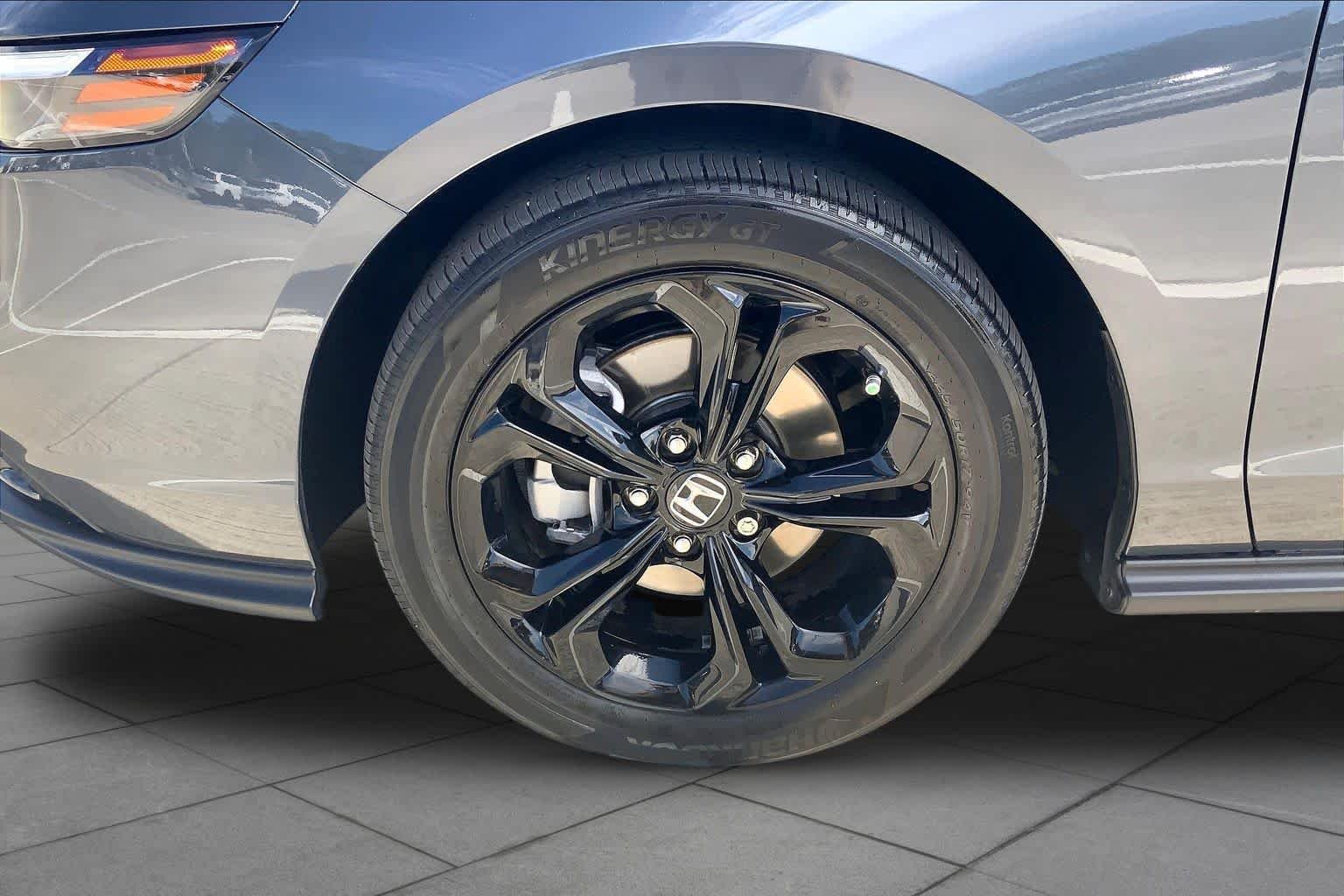Used 2025 Meteorite Gray Metallic Honda SE image 11