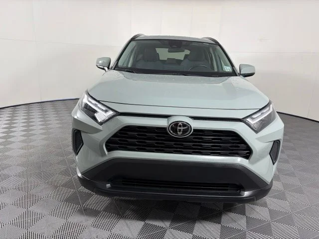 Used 2022  Toyota XLE image 2