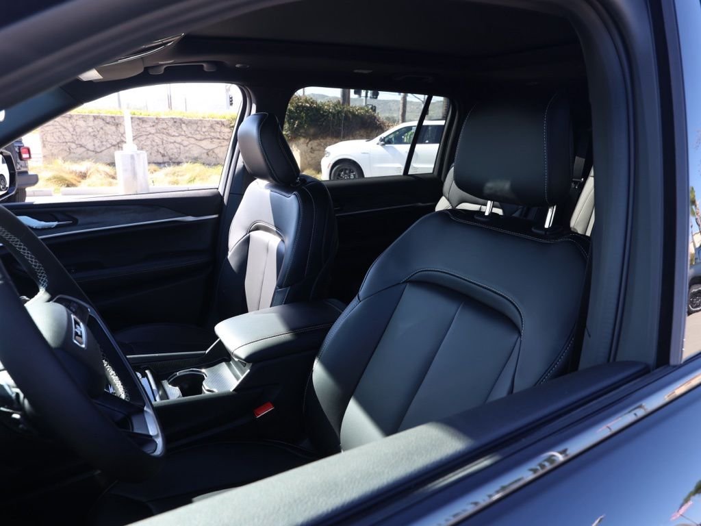 New 2026 Diamond Black Crystal Pearl-Coat Exterior Paint Jeep Limited image 14