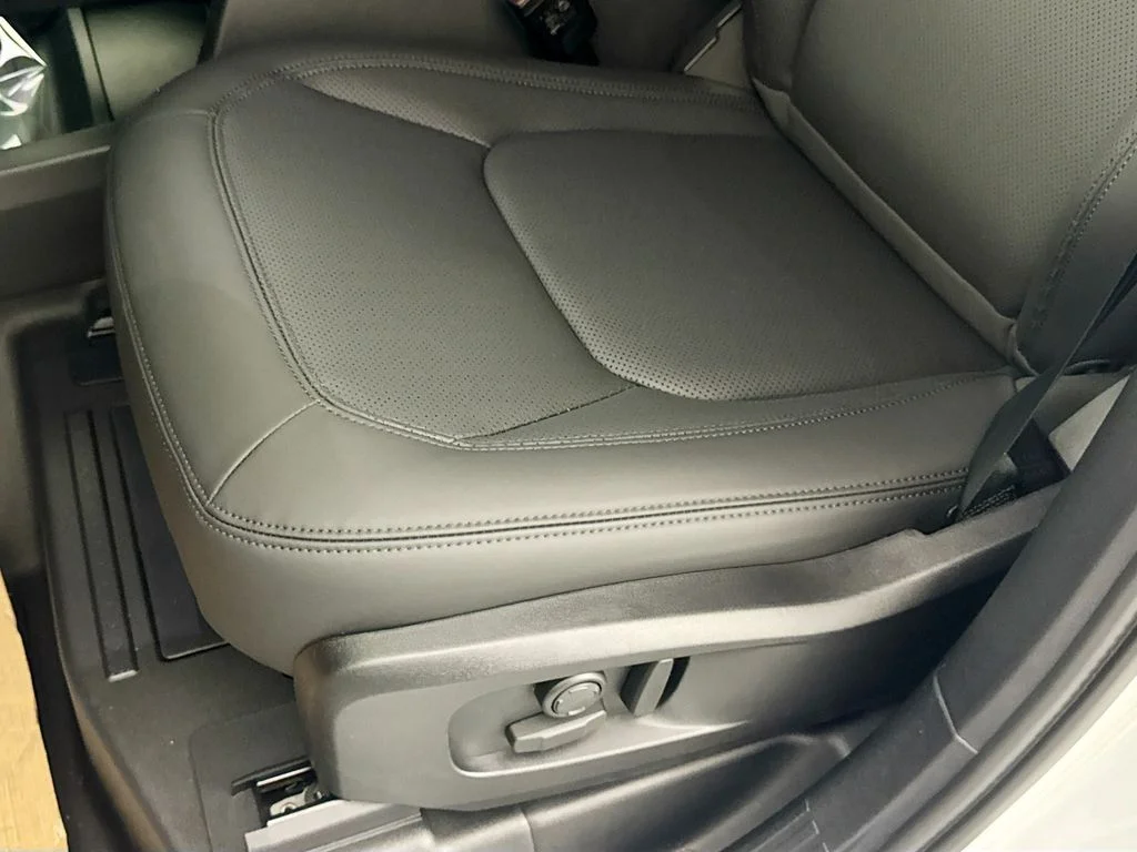New 2026 Fuji White Land Rover X-Dynamic SE image 20