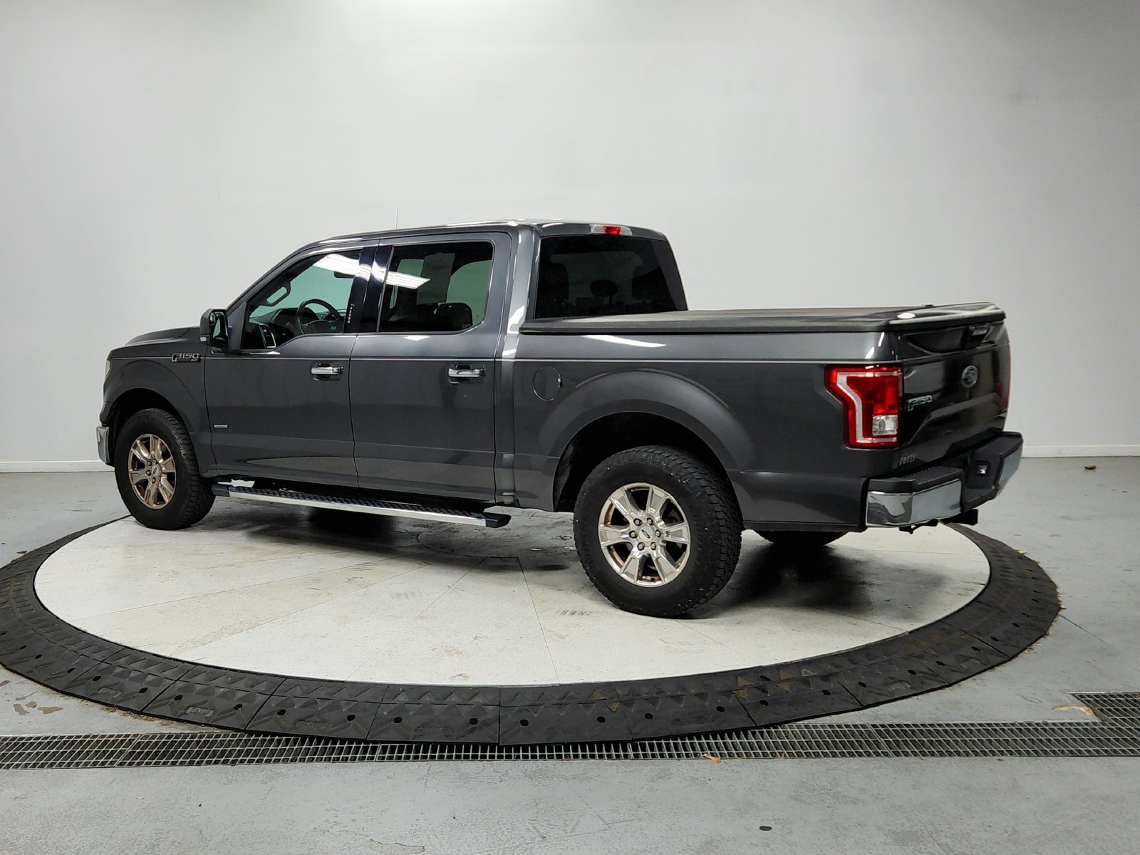 Used 2016 Gray Ford XLT image 6