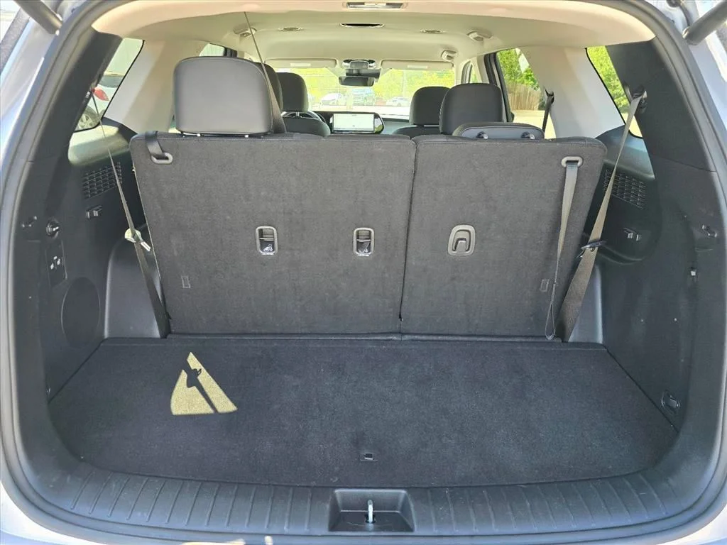 Used 2025 Silver Hyundai SEL image 26