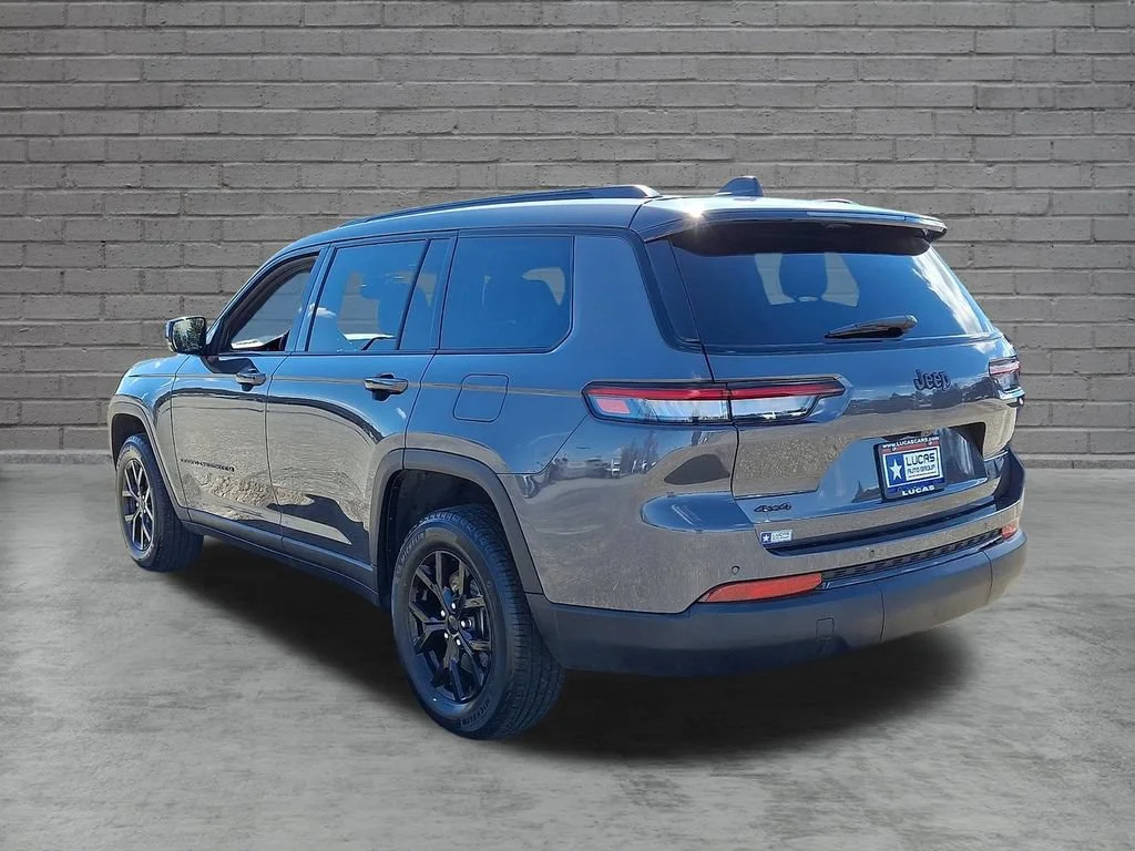 Used 2024 Baltic Gray Metallic Clearcoat Jeep Altitude image 8