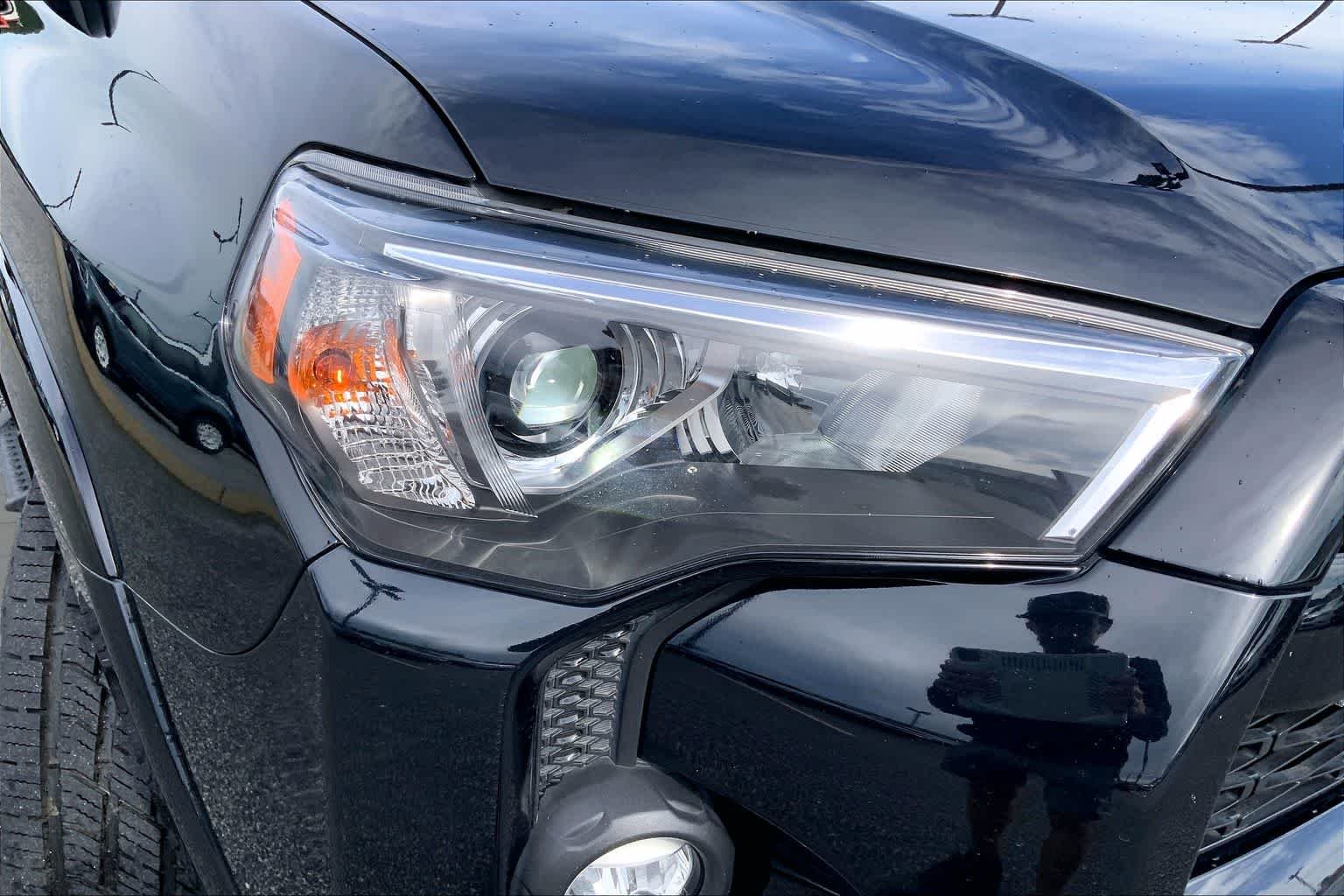 Used 2022 Midnight Black Metallic Toyota SR5 image 25
