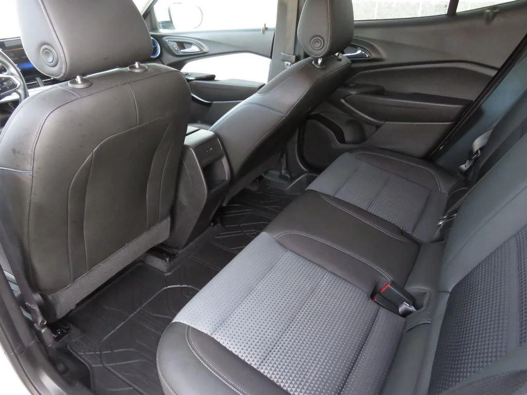 Used 2024 Summit White Chevrolet LT image 22