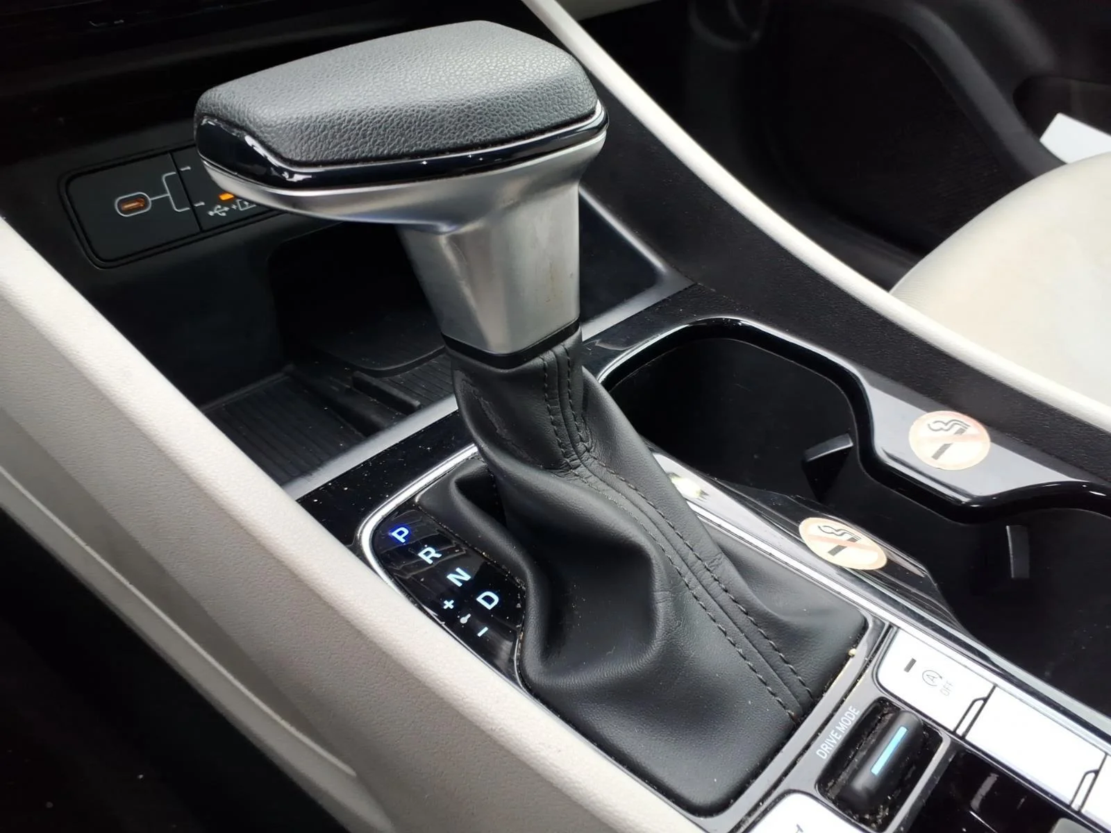 Used 2025 Phantom Black Hyundai SEL image 7