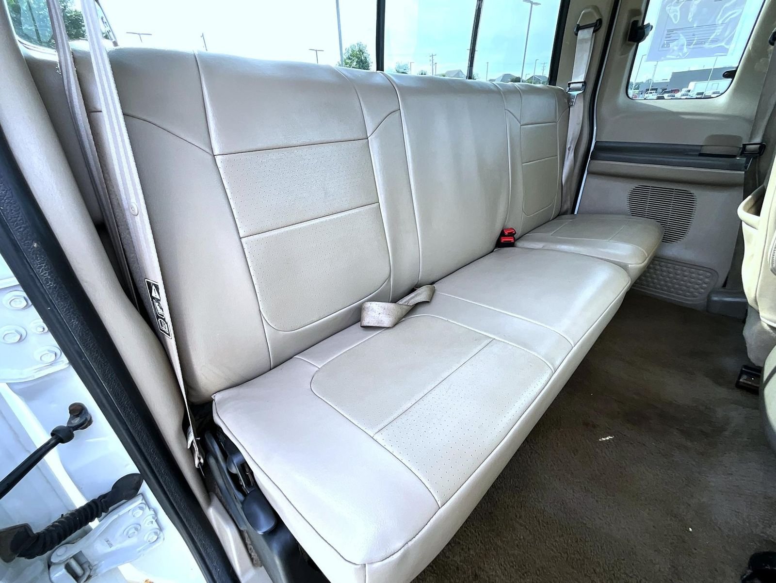 Used 2001 White Ford Lariat image 20