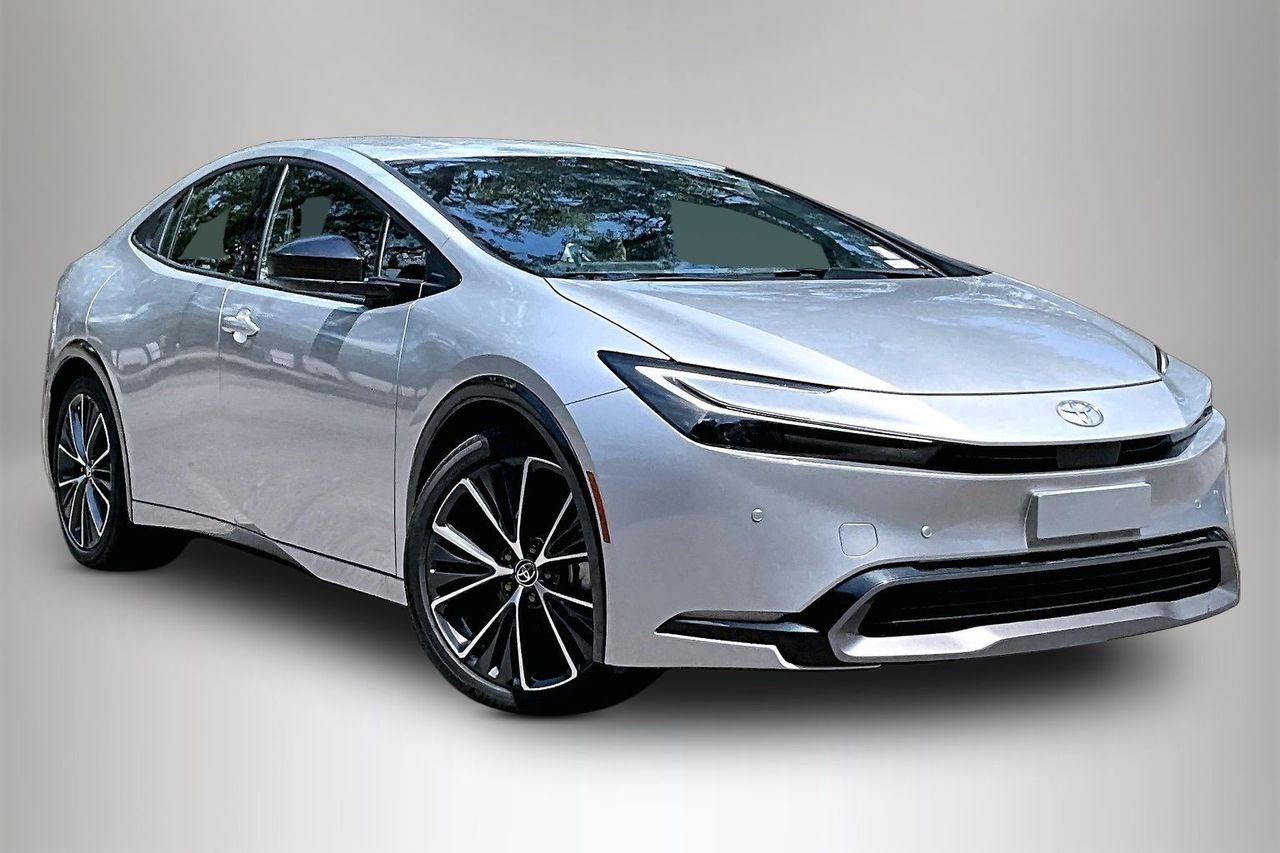Used 2025  Toyota XLE image 2