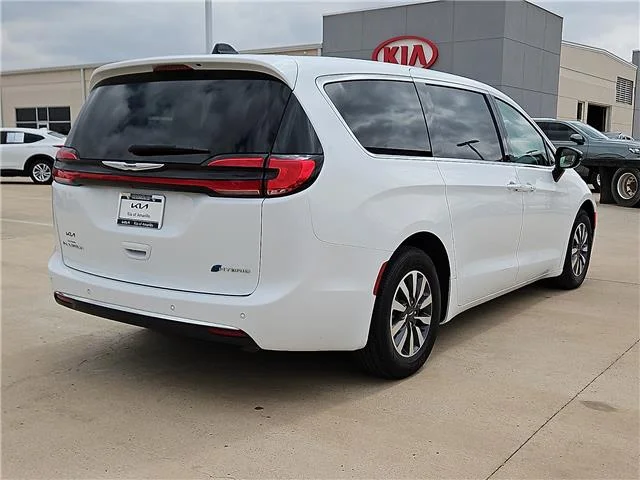 Used 2024 White Chrysler Select Front-Wheel Drive Passenger image 3