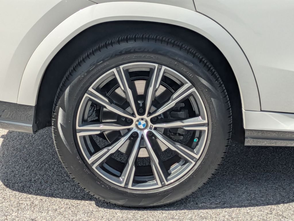 Used 2023 White BMW xDrive40i image 9