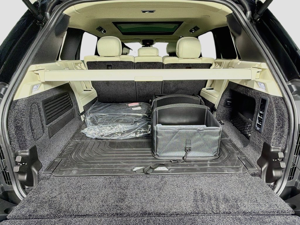 New 2027 Santorini Black Land Rover SE image 27