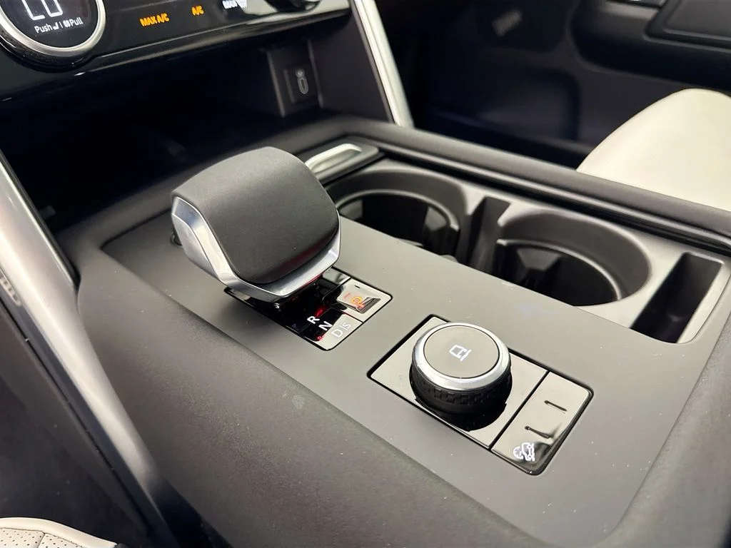 New 2026 Varesine Blue Land Rover Dynamic SE image 17