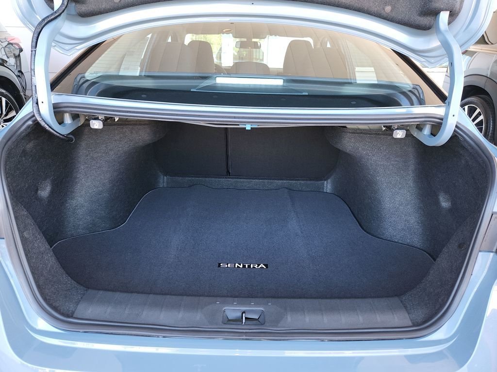 New 2026 Atlantic Gray Metallic / Super Black Two-tone Nissan SR image 9