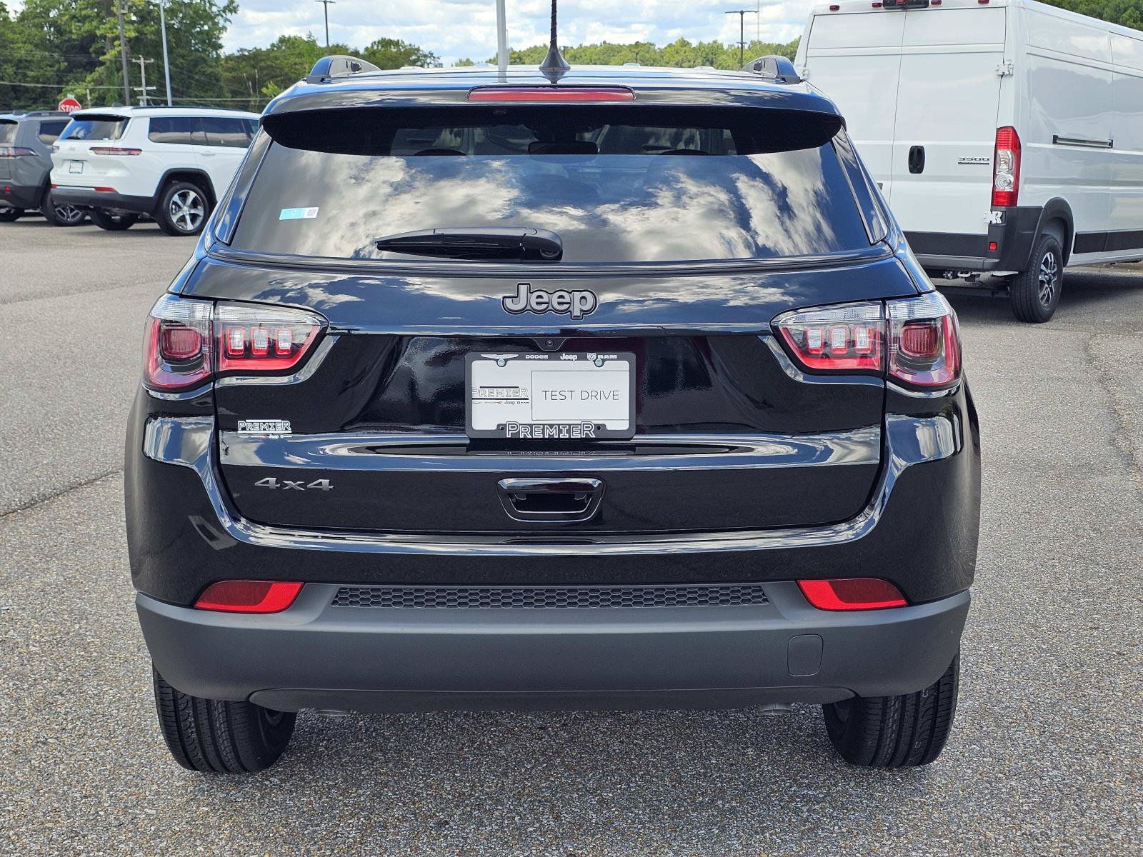 New 2026 Diamond Black Crystal Pearlcoat Jeep Latitude Altitude image 10