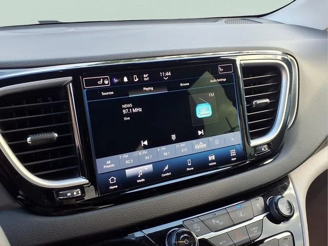 Used 2024  Chrysler Touring L image 4