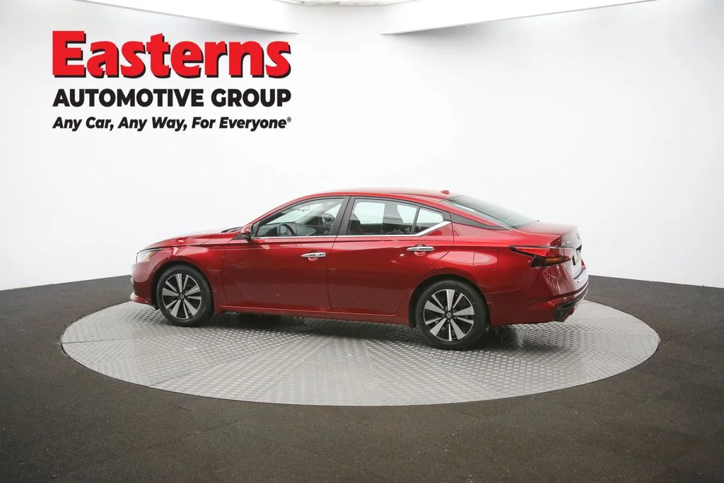 Used 2021 Red Nissan 2.5 SV image 61