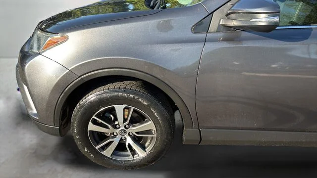 Used 2018 Gray Toyota XLE image 40