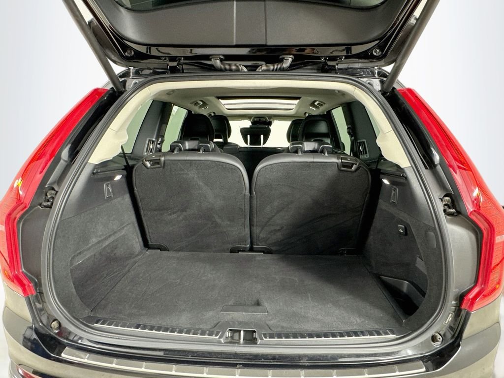 Used 2021 Onyx Black Metallic Volvo T6 Momentum image 33