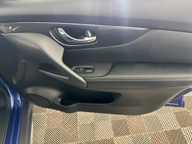 Used 2020 Blue Nissan SV image 19