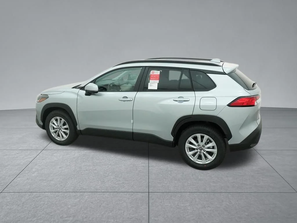 Used 2022 Silver Toyota LE image 5