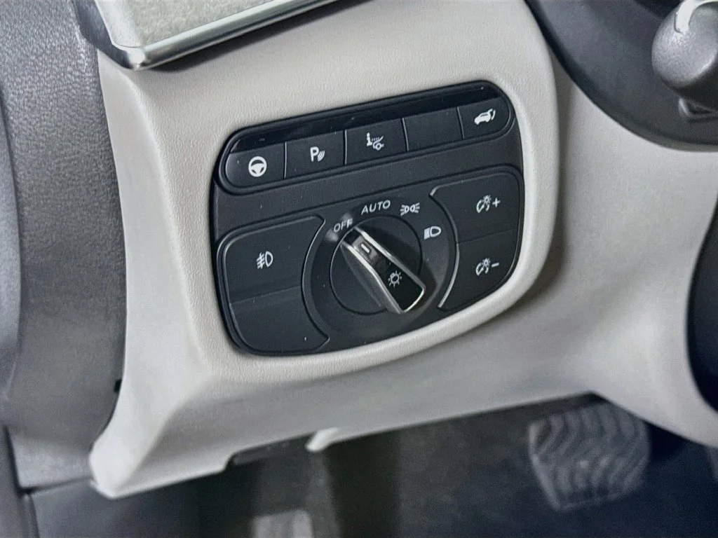 Certified Used 2023 White INFINITI Sensory image 13