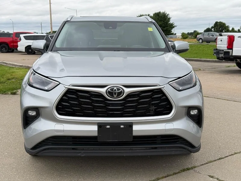 Used 2022 Celestial Silver Metallic Toyota XLE AWD (Natl) image 9