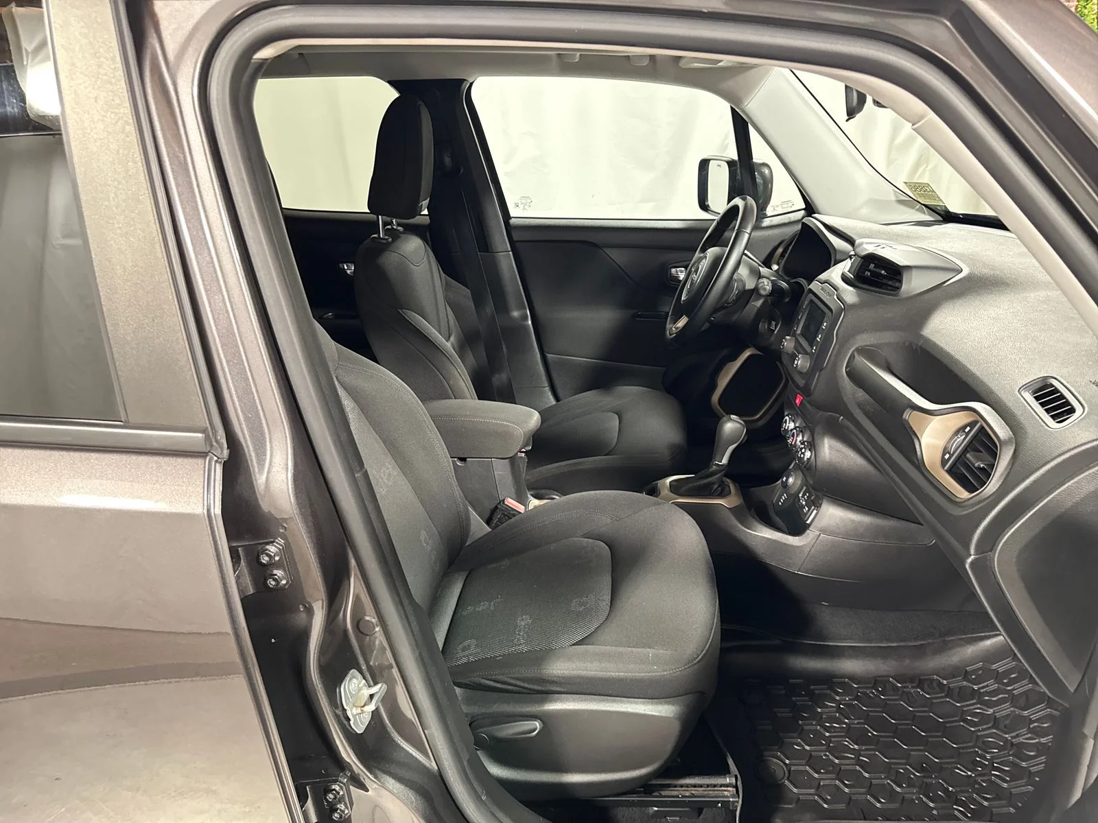Used 2017 Granite Crystal Metallic Clearcoat Jeep Latitude image 27