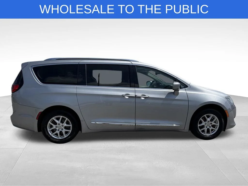 Used 2020 Silver Chrysler Touring L image 27