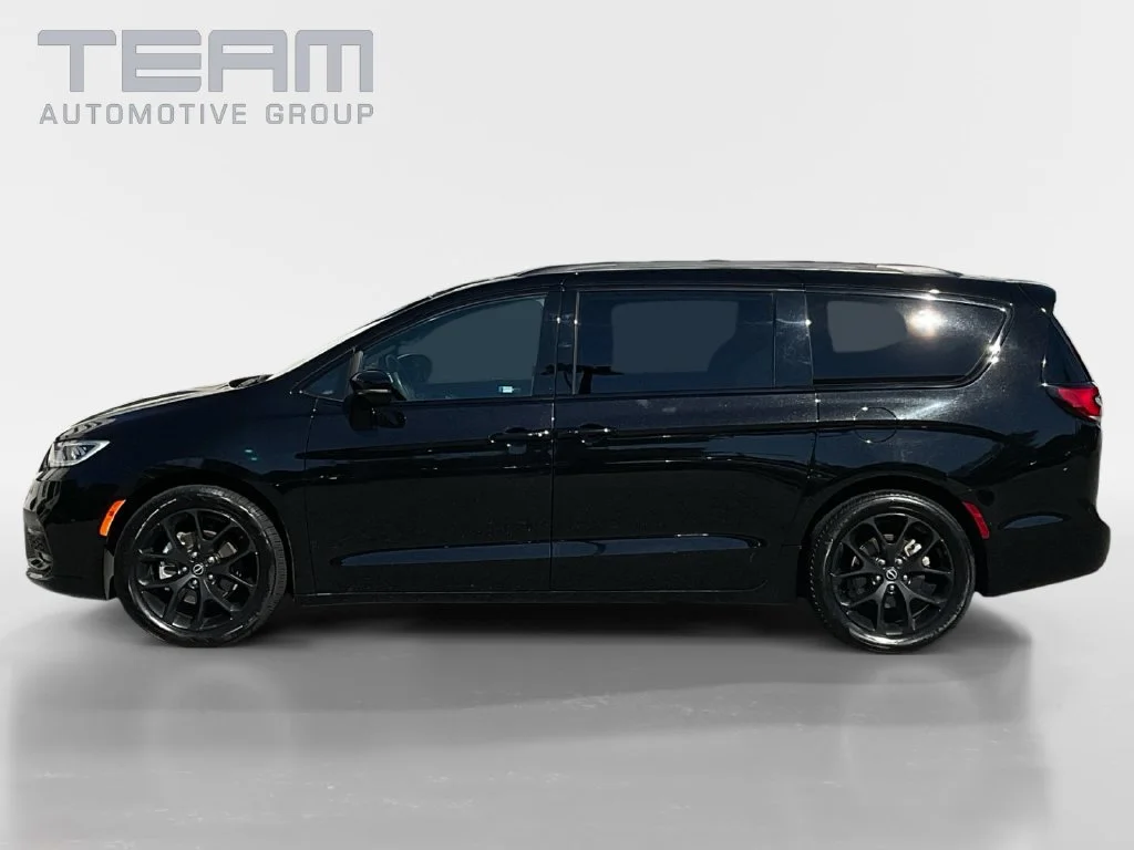 Used 2025 Black Chrysler Limited image 4