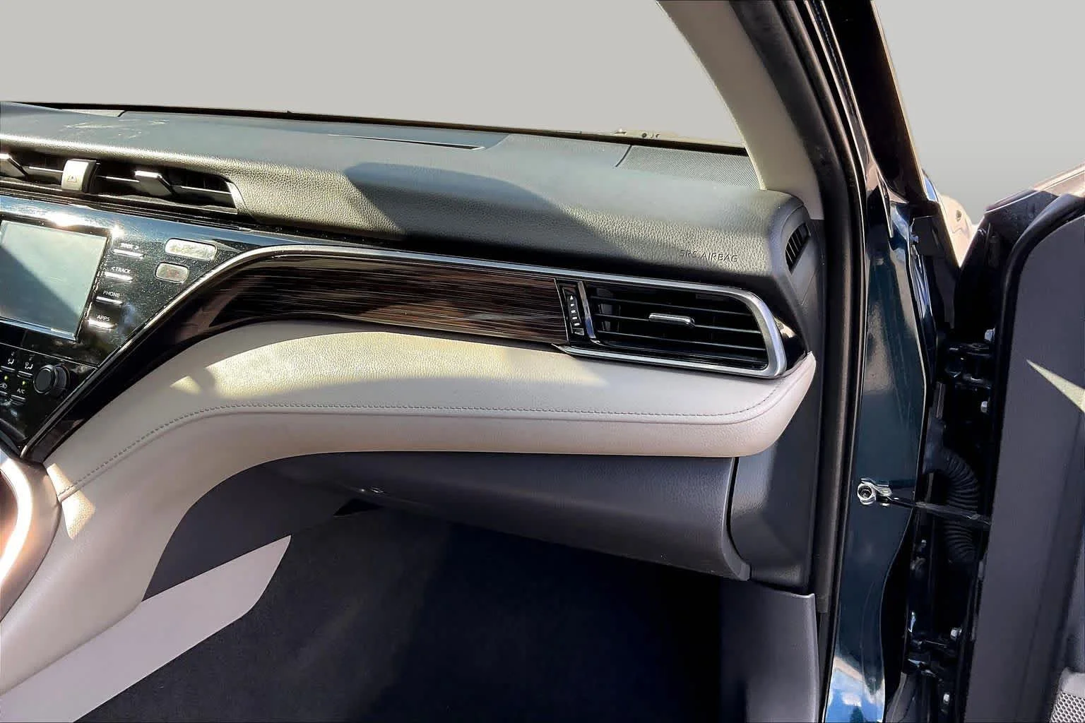 Used 2019 Galactic Aqua Mica Toyota L image 17