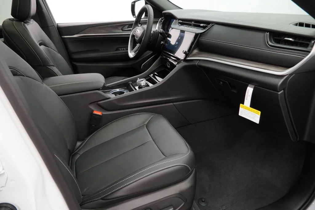 New 2026 Bright White Clear-Coat Exterior Paint Jeep Limited Reserve image 35