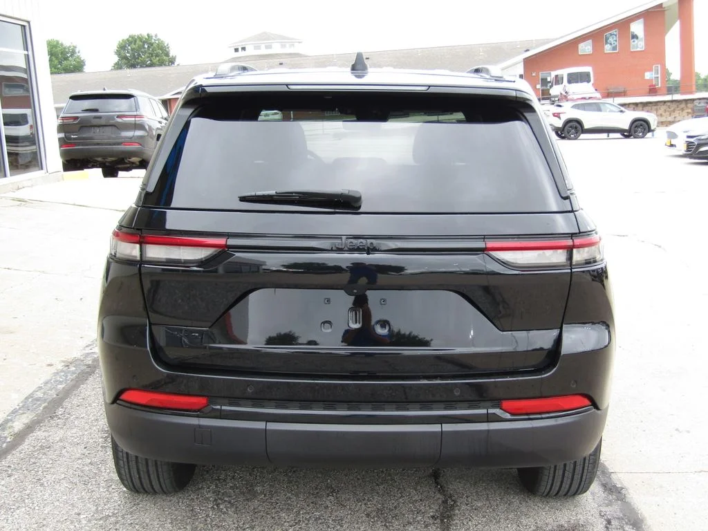 Used 2025 Diamond Black Jeep Altitude image 4